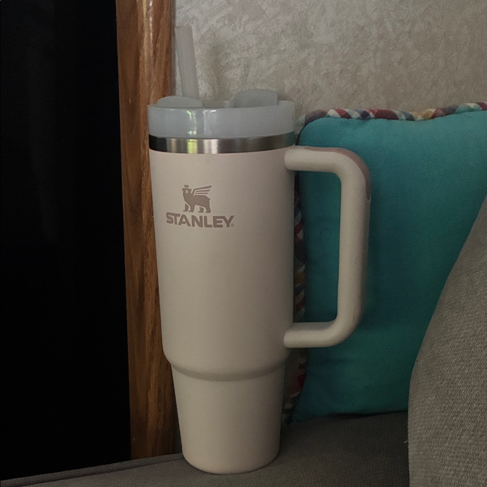 EUC Stanley Cream Travel Mug w/Handle & Straw
